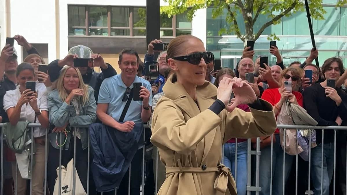 Los fans reciben a Céline Dion ante el hotel de París, prepara su residencia de 16 conciertos