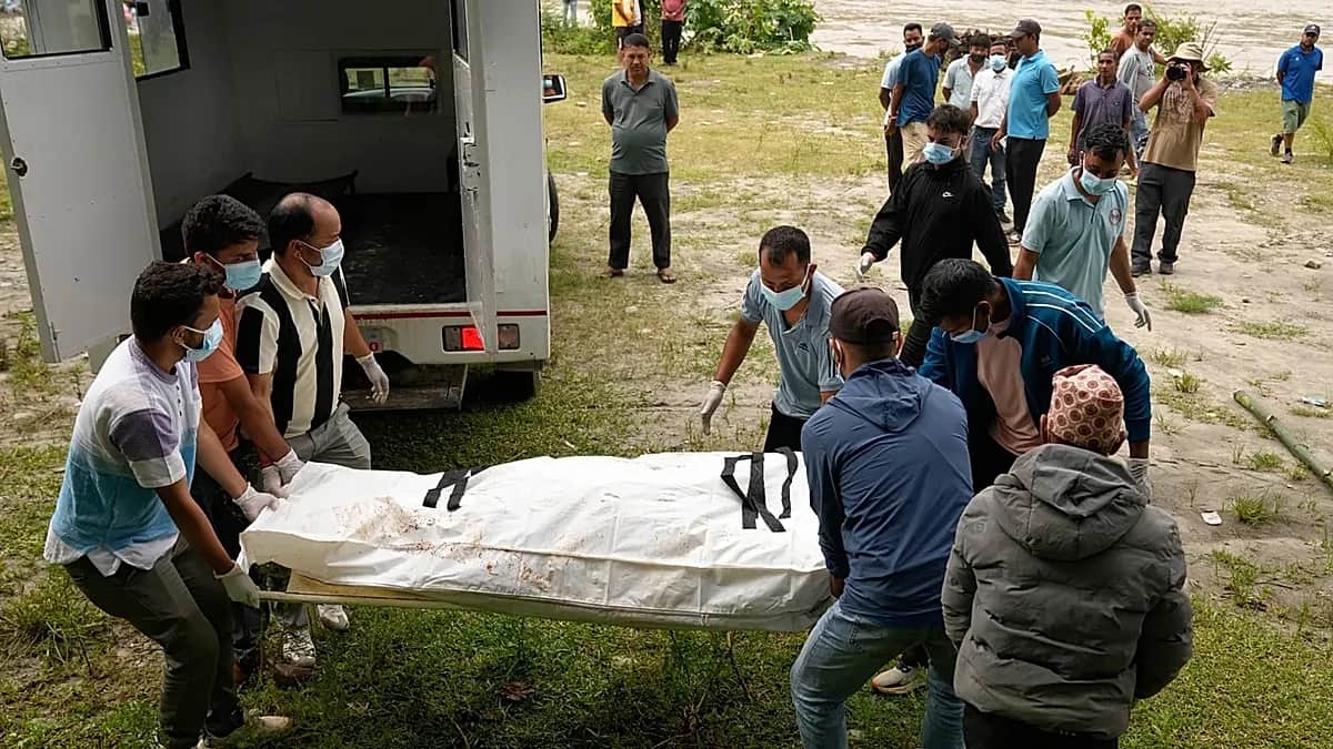 Nepal supera los 900 muertos y 4.200 desaparecidos mientras entierra a víctimas sin identificar