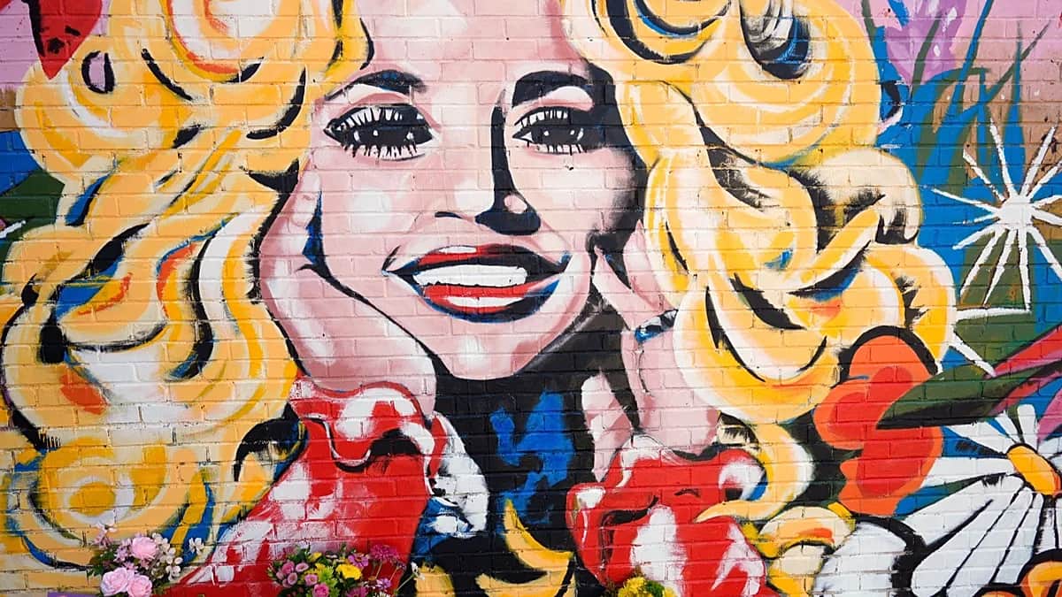 El gobernador de Tennessee respalda llamar al aeropuerto de Nashville Dolly Parton