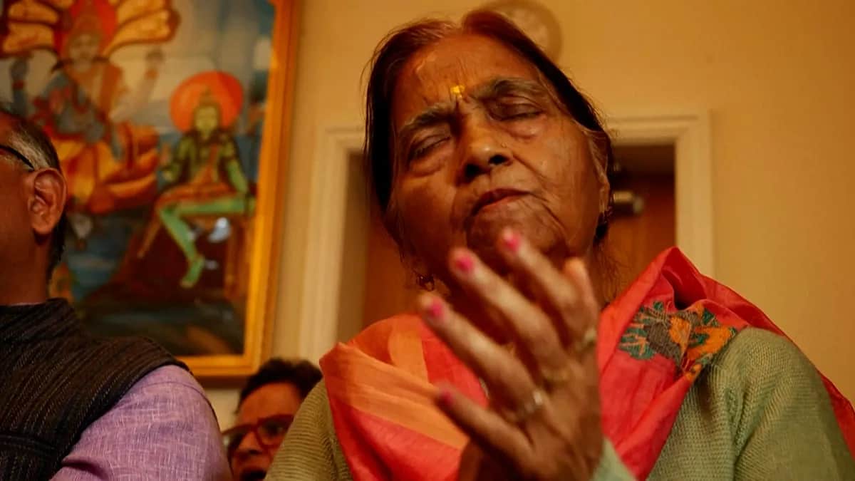 Templo hindú del sur de Londres reza por sus miembros desaparecidos tras las inundaciones en Nepal