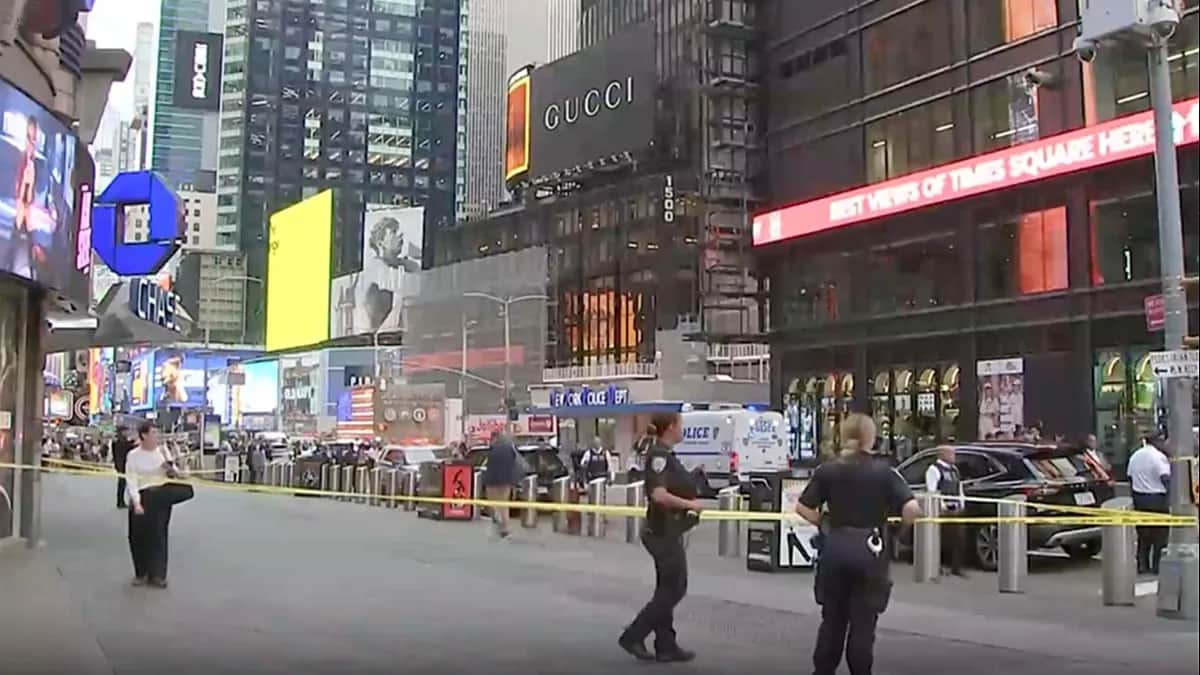 Una mujer apuñala a 2 personas en Times Square y muere abatida por la Policía
