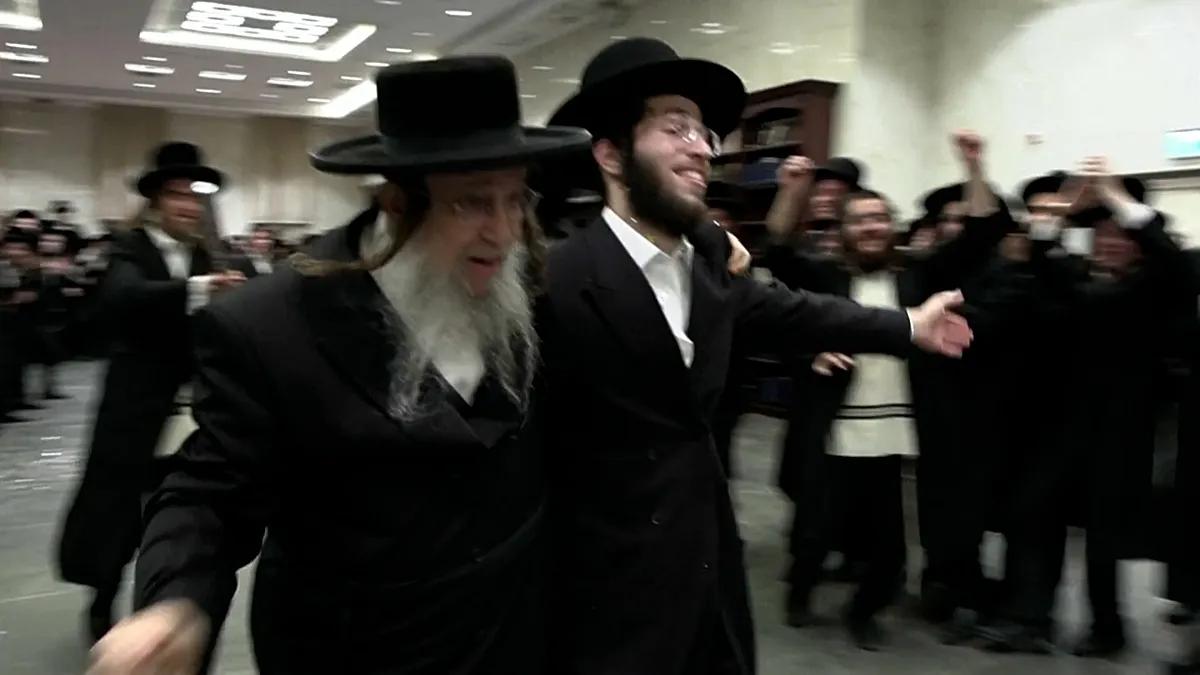 Judíos ultraortodoxos celebran en Elad la liberación de estudiante de yeshivá en disputa militar