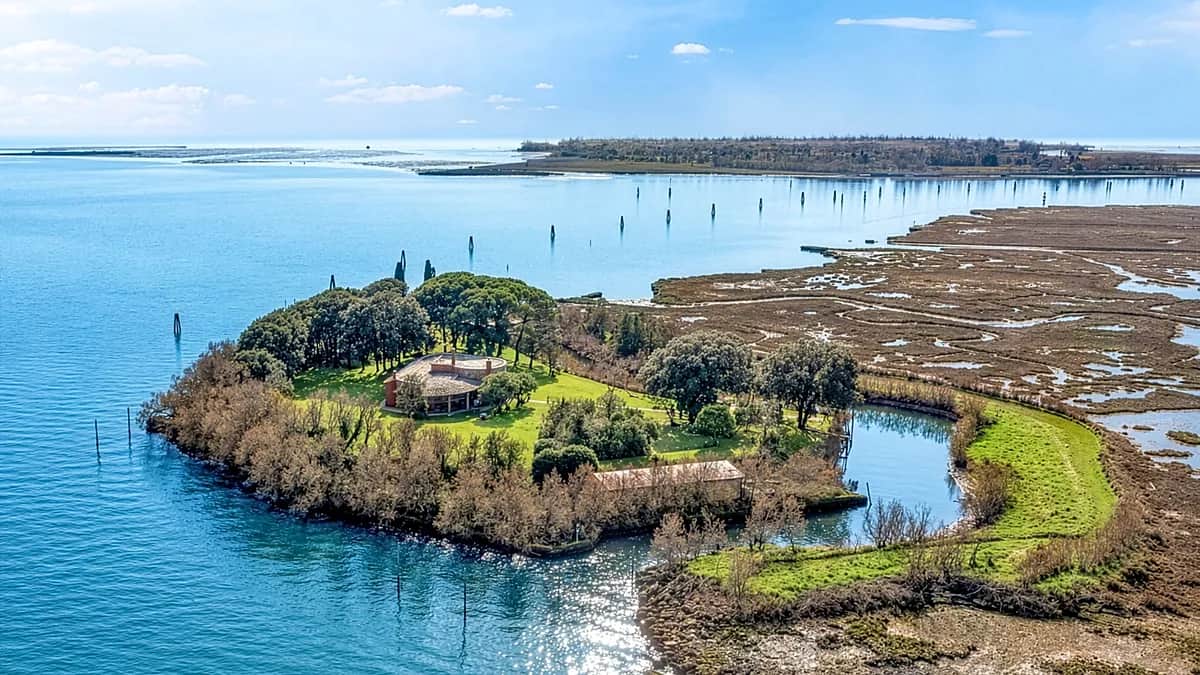 Isla privada en la laguna de Venecia está en venta por 5.500.000€, con fortaleza napoleónica