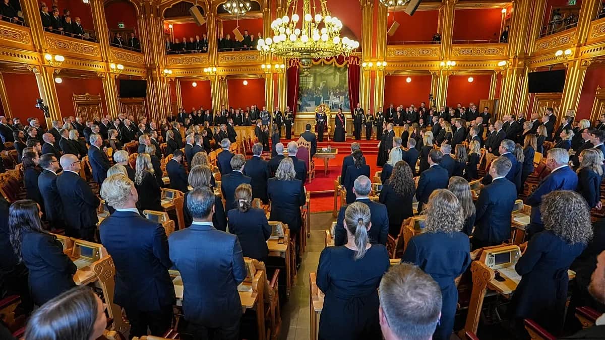 Haakon VIII de Noruega jura lealtad a la Constitución: "Que Dios me ayude"