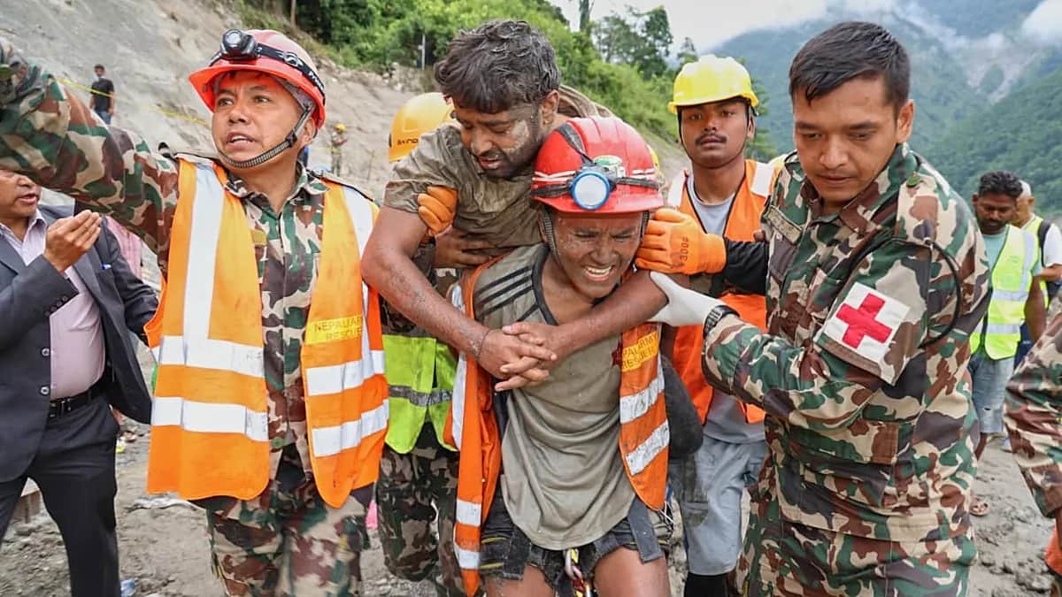 Rescatan con vida a 2 trabajadores de hidroeléctrica tras 9 días atrapados en túnel en Nepal