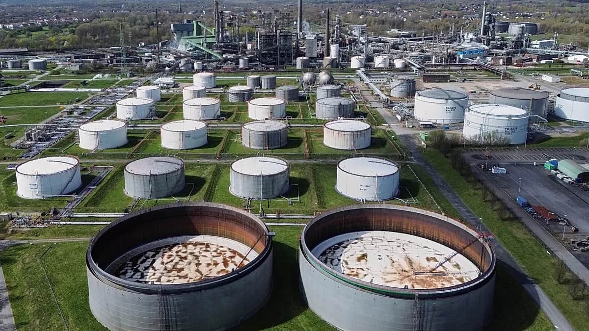 ¿Por qué la gasolina y el diésel son tan caros si el crudo no marca máximos?