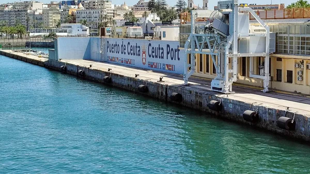 El Gobierno central de España toma el puerto de Ceuta para alojar 1.000 inmigrantes