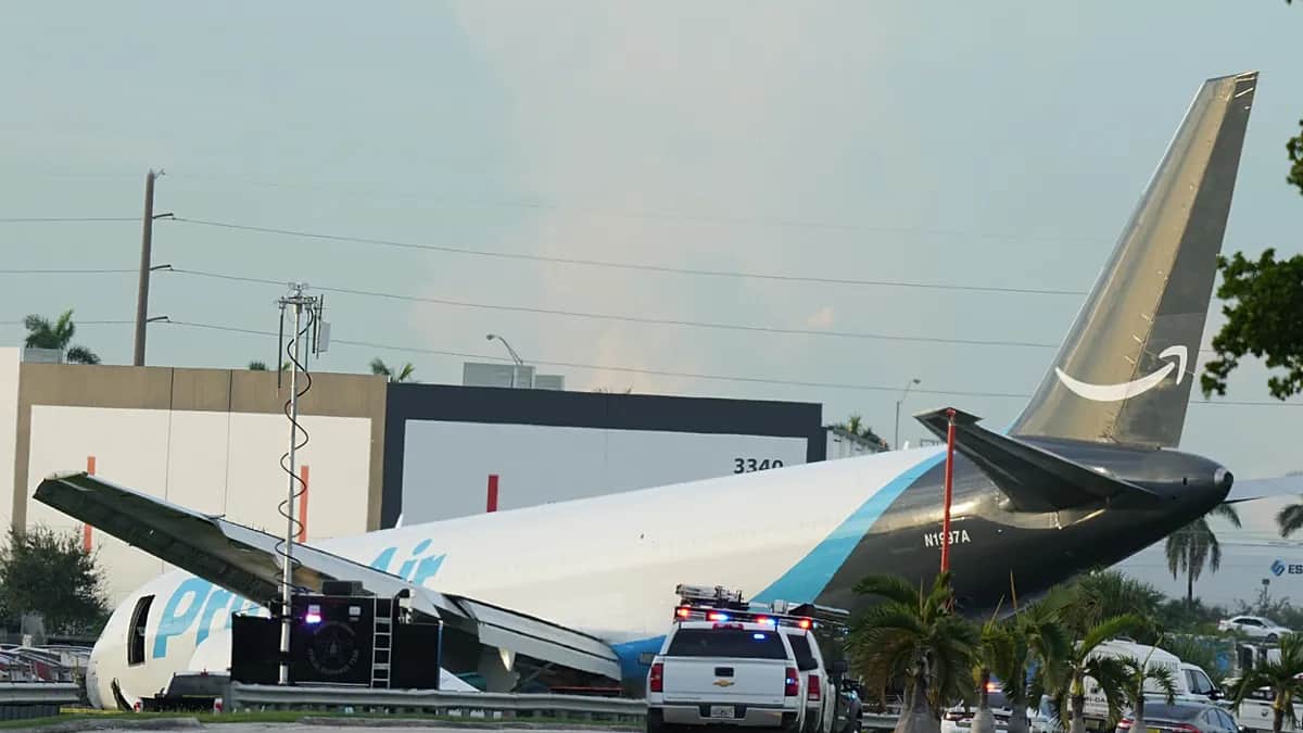 Al menos 5 muertos al salirse de pista e incendiarse un avión de carga de Amazon en Miami