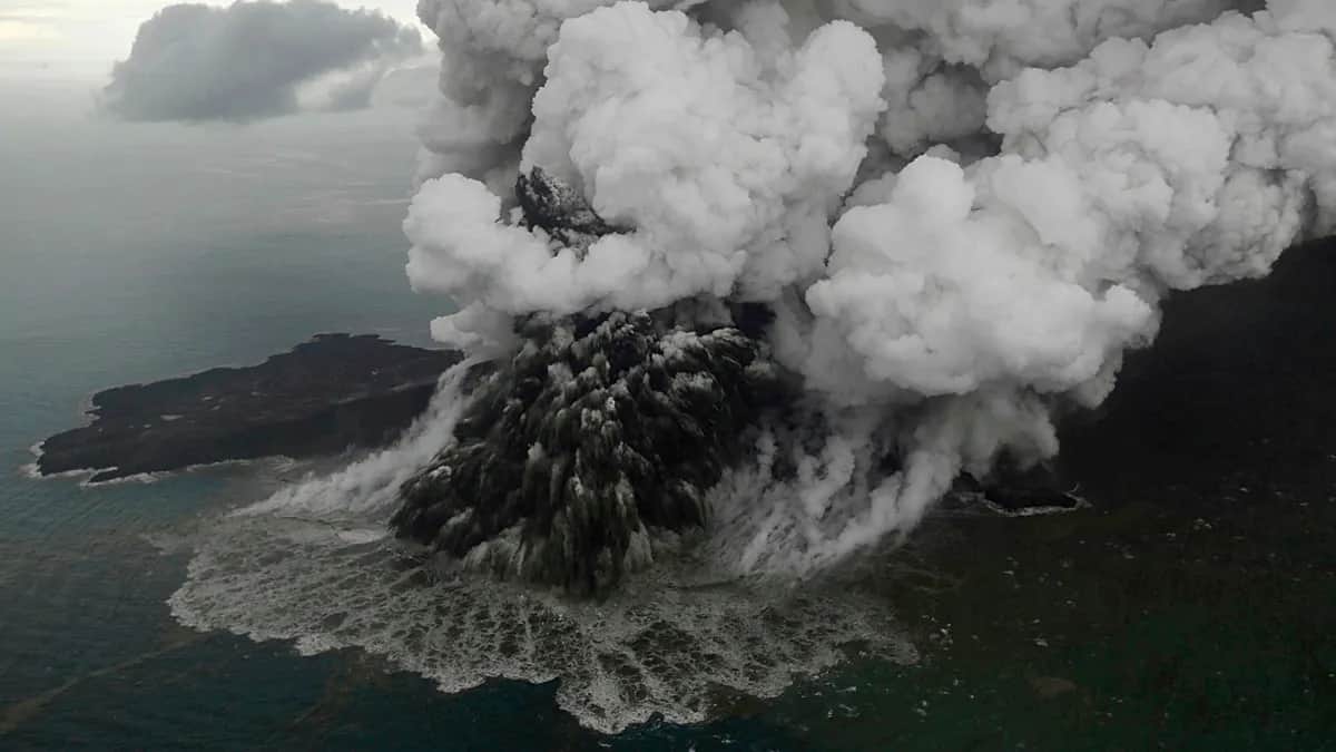 El cierre de aeropuertos en Indonesia por la erupción de un volcán afecta a 270.000 pasajeros