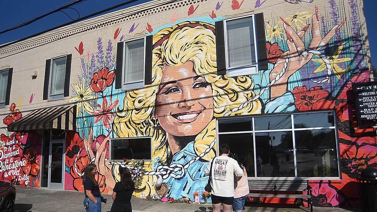La hermana de Dolly Parton denuncia una avalancha de "basura" de IA