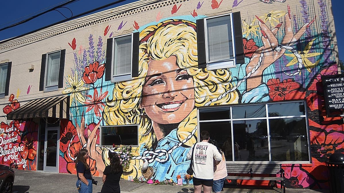La hermana de Dolly Parton denuncia una avalancha de "basura" de IA