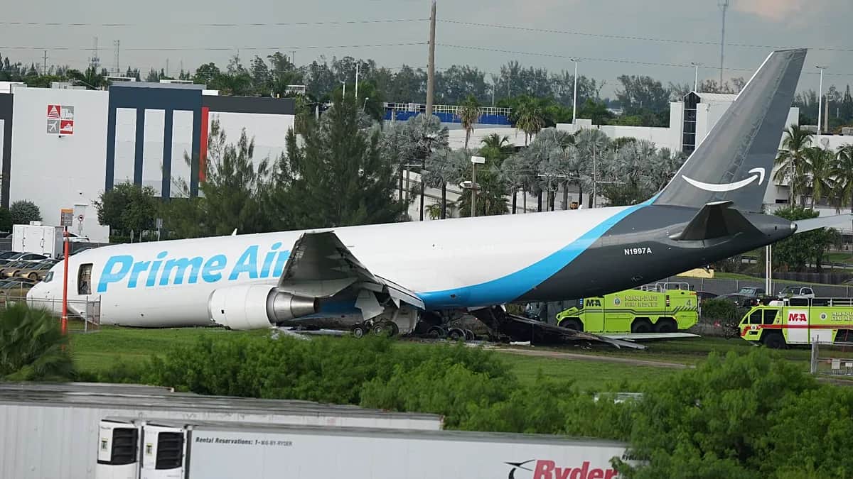 Denso humo y llamas tras la salida de pista de un avión de carga de Amazon en Miami