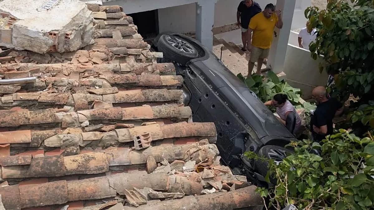 Aparatoso accidente en Mijas: un coche acaba dentro de un hotel