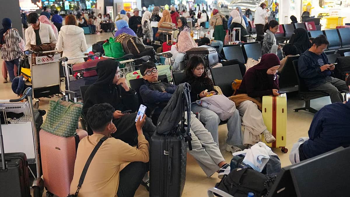 Los pasajeros sufren caos de vuelos en Indonesia tras erupción del Anak Krakatau