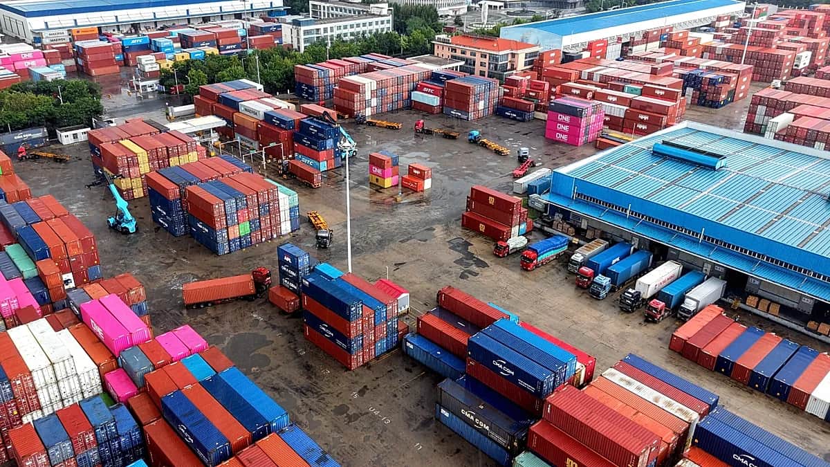 Las exportaciones de China se aceleran por la fuerte demanda de coches y productos tecnológicos
