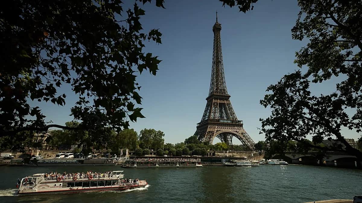 La Torre Eiffel reabre tras la huelga por excluir a las trabajadoras durante la visita de un grupo hindú