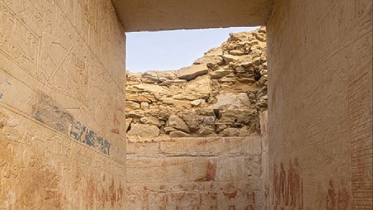 Arqueólogos españoles descubren en Egipto una tumba de hace 4.400 años que aún conserva sus colores originales