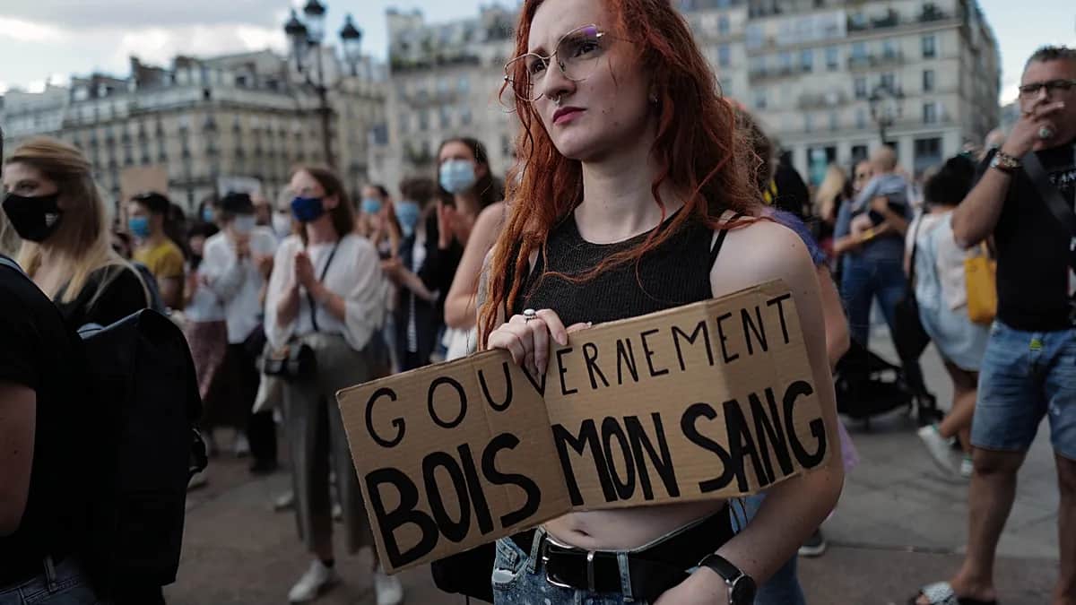 Activistas por los derechos de las mujeres se concentran en París contra ley de violencia sexual
