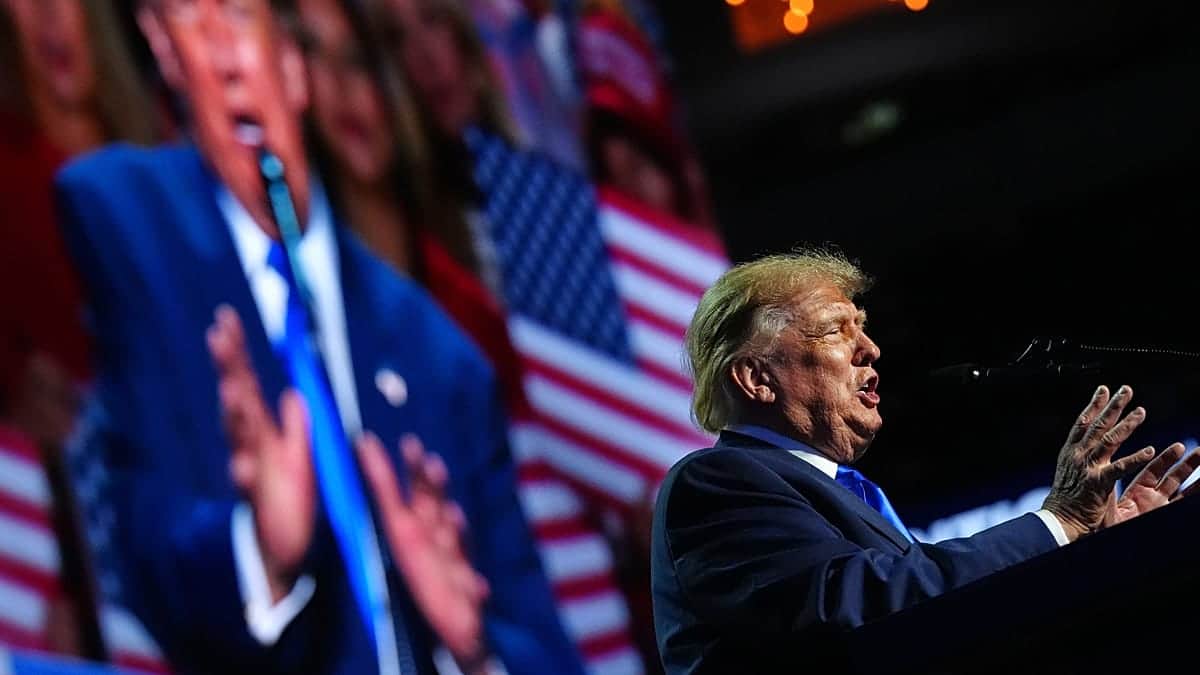 Trump defiende la guerra en Irán, ataca a los demócratas y promete dinero al electorado