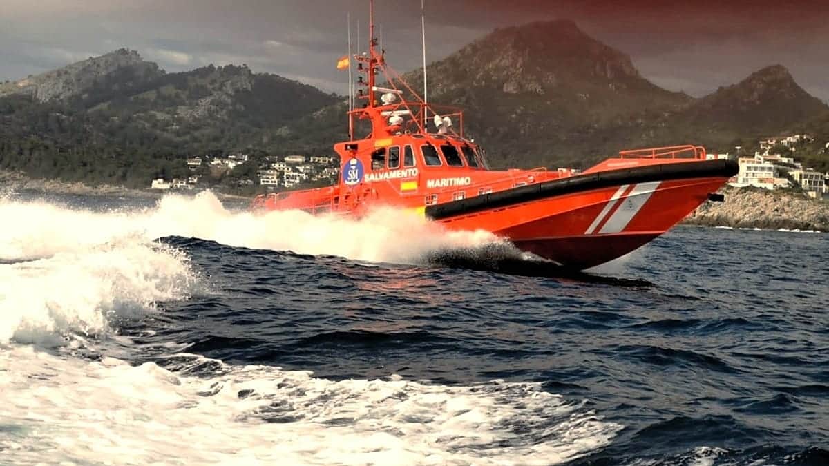 Salvamento Marítimo rescata en El Hierro a 152 personas y recupera un cadáver tras dos semanas a la deriva