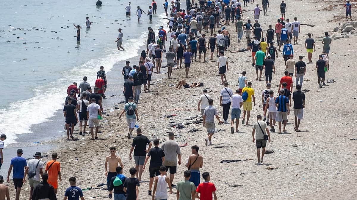 Marruecos niega su implicación en la entrada masiva de migrantes en Ceuta y cuestiona la respuesta de España