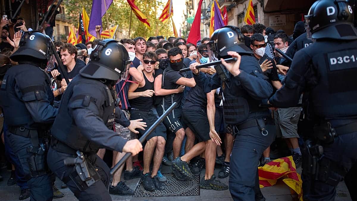 Al menos 3 detenidos y un fotoperiodista agredido en los choques independentistas a 24 horas de la Diada