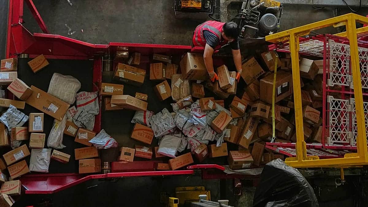 La UE reduce a la mitad la avalancha de paquetes de bajo valor para frenar a las plataformas chinas