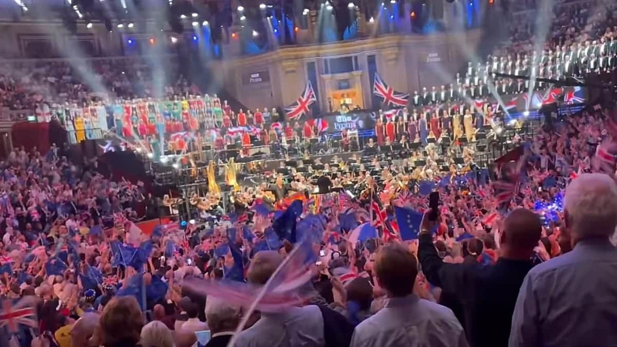 Un mar de banderas de la UE parece superar a las británicas en la 'Last Night of the Proms' de la 'BBC'