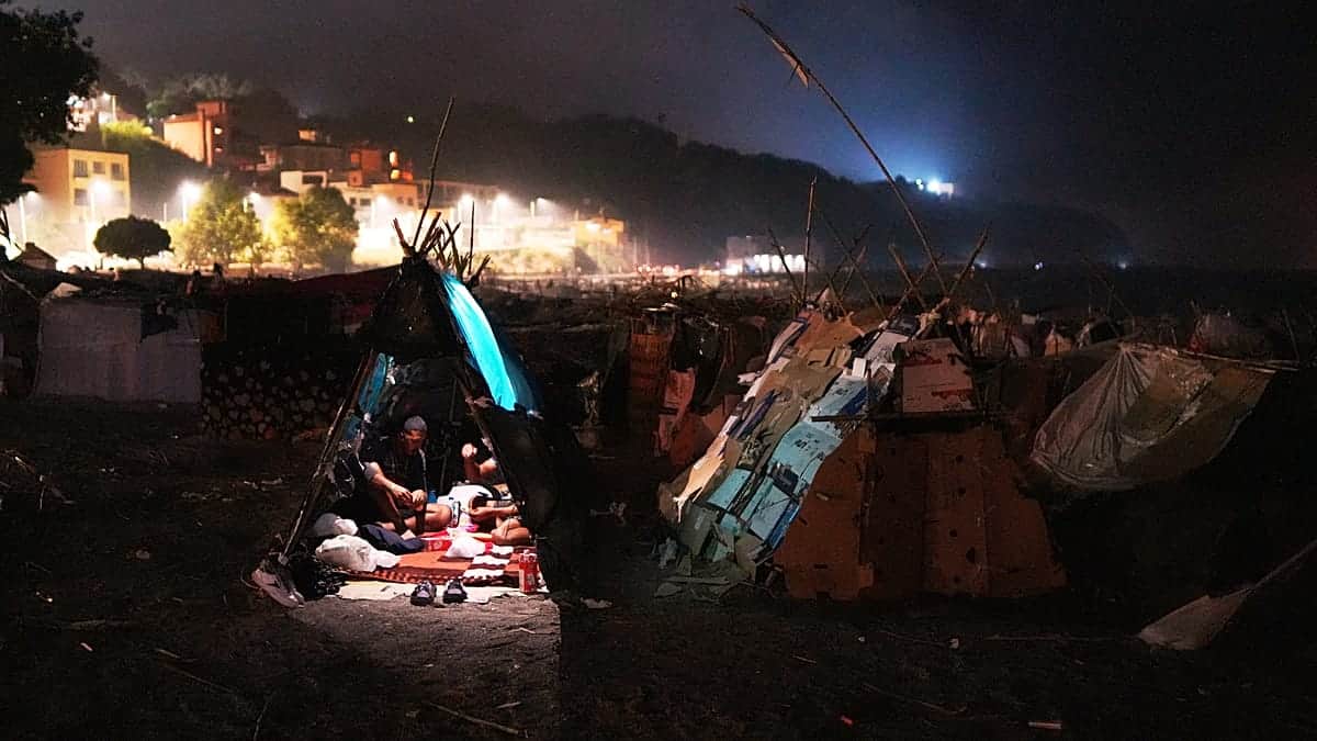 La Policía española traslada a 864 inmigrantes a un nuevo centro de acogida en Ceuta