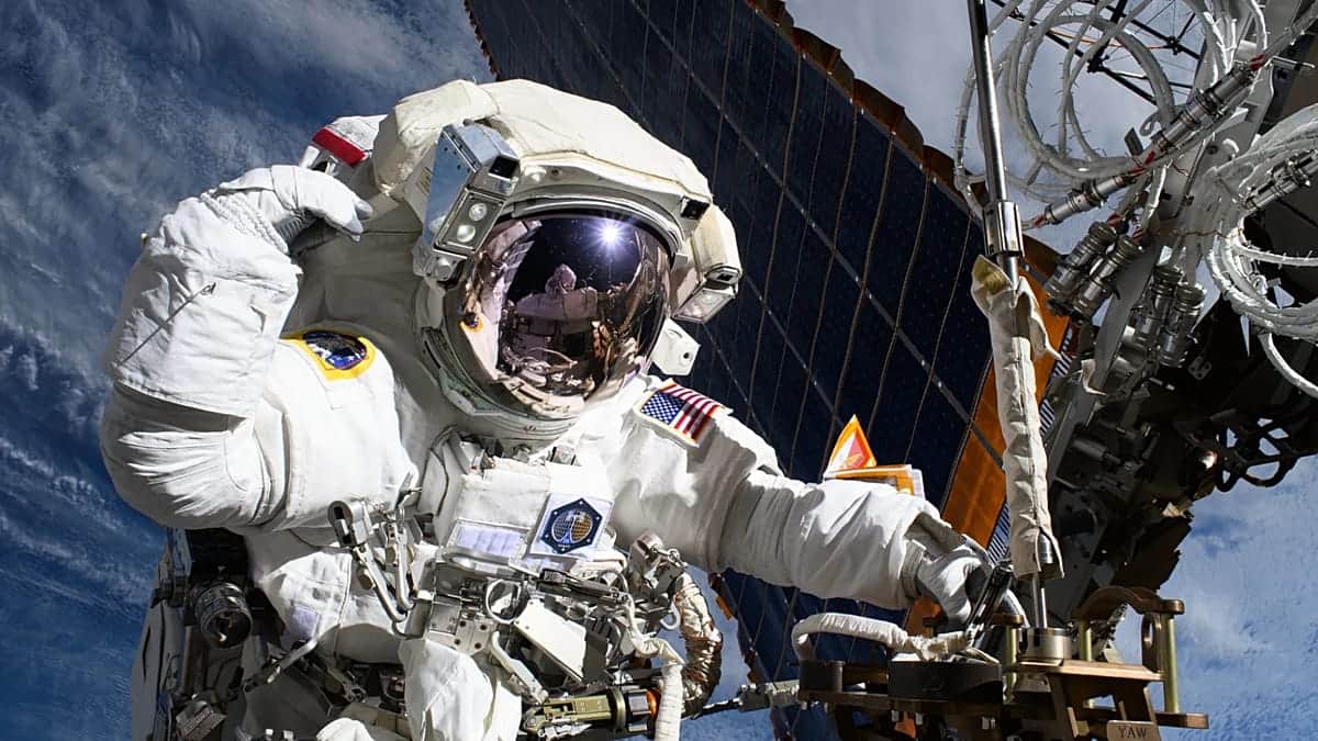 Cirugía de cataratas en Marte, científicos prueban implantes oculares en el espacio
