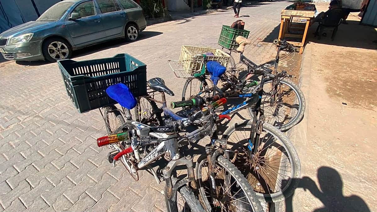 Los repartidores de Gaza recurren a la bicicleta tras la falta de combustible y el destrozo de las vías