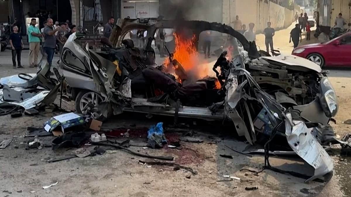 Un ataque israelí contra un vehículo en Gaza mata a 2 ingenieros de Hamás, 13 heridos
