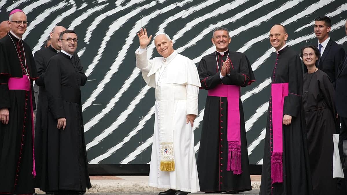 El papa León XIV presenta ola gigante en nueva muestra sobre el agua de la Biblioteca Vaticana