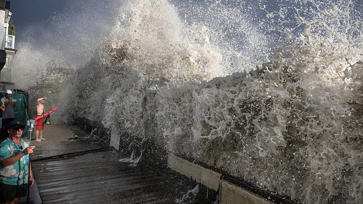 Cancelan un festival de música tras un huracán ligado a El Niño que erosiona la playa