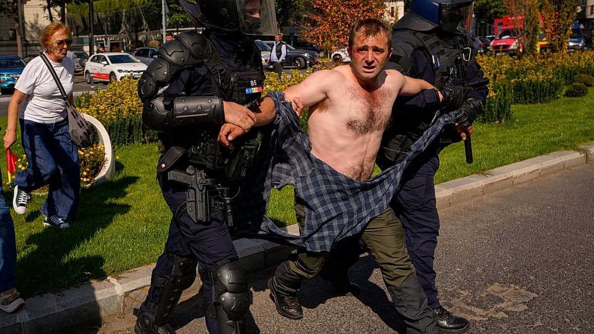Agricultores rumanos se enfrentan a la policía en Bucarest por veto ganadero de la UE