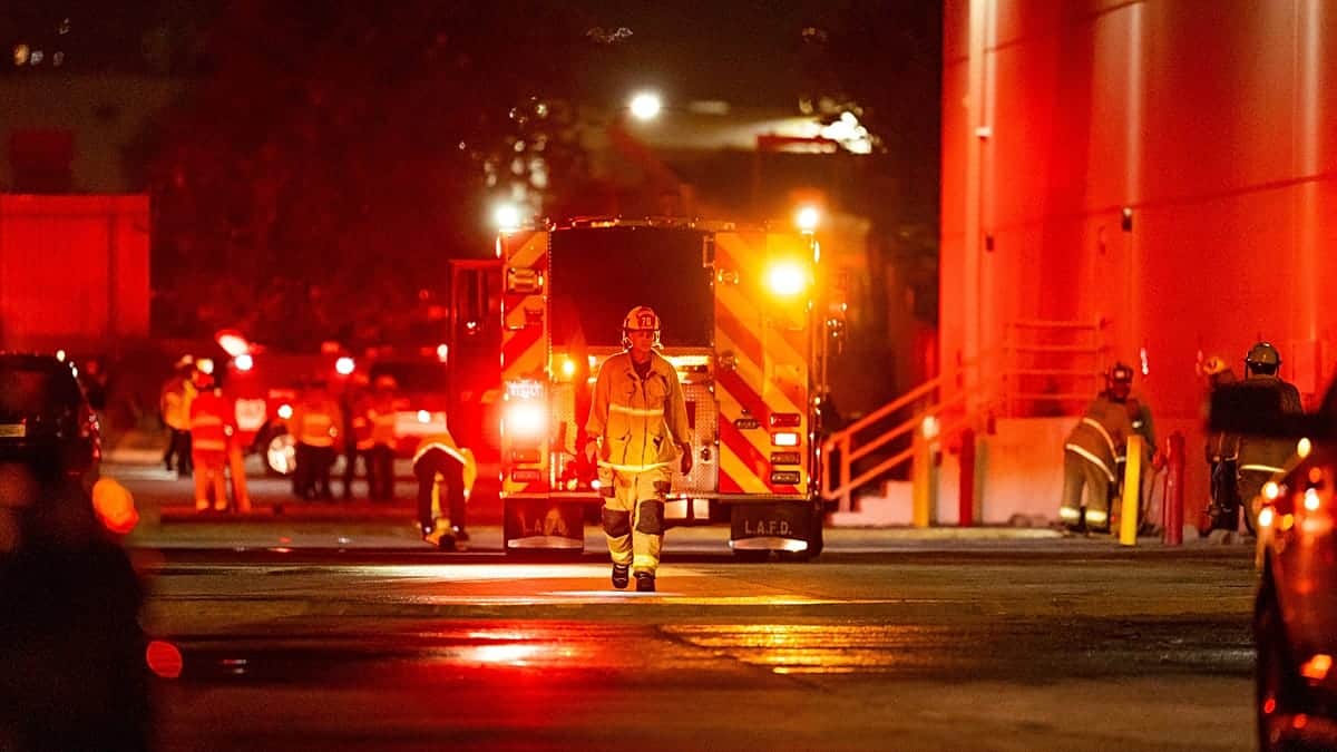 Un helicóptero se estrella contra un aparcamiento en Los Ángeles: 3 muertos