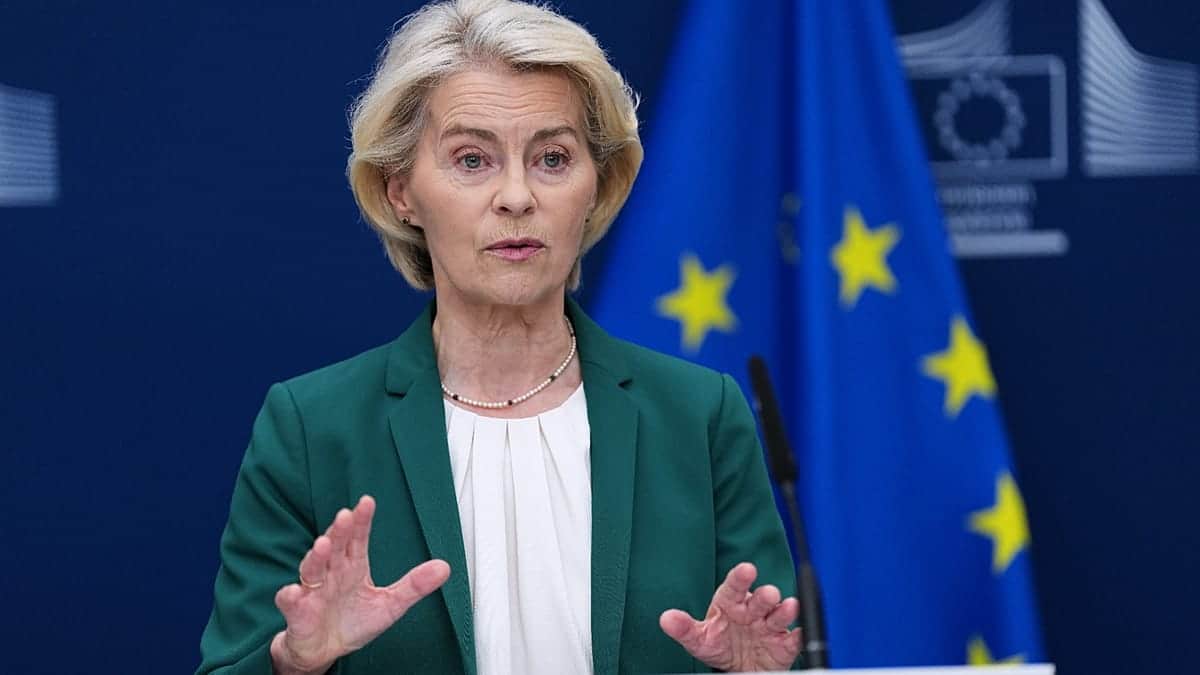 La Eurocámara ovaciona a un bombero muerto, Von der Leyen promete actuar
