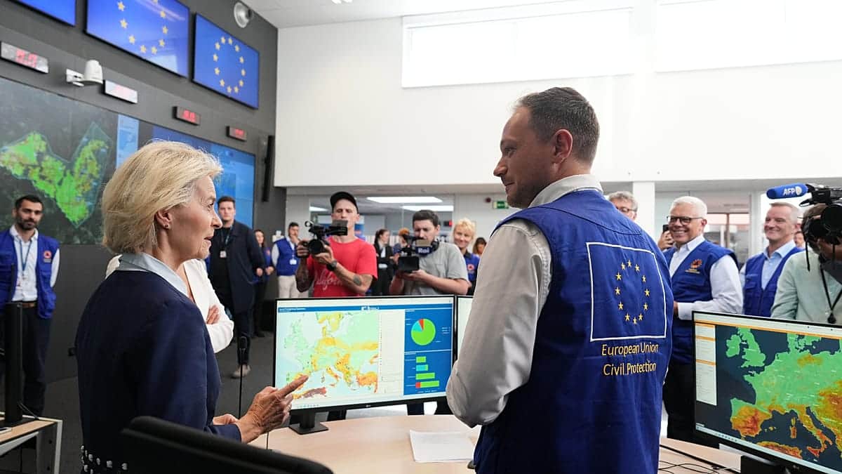 El Parlamento Europeo ovaciona a un bombero muerto y Von der Leyen promete actuar contra incendios