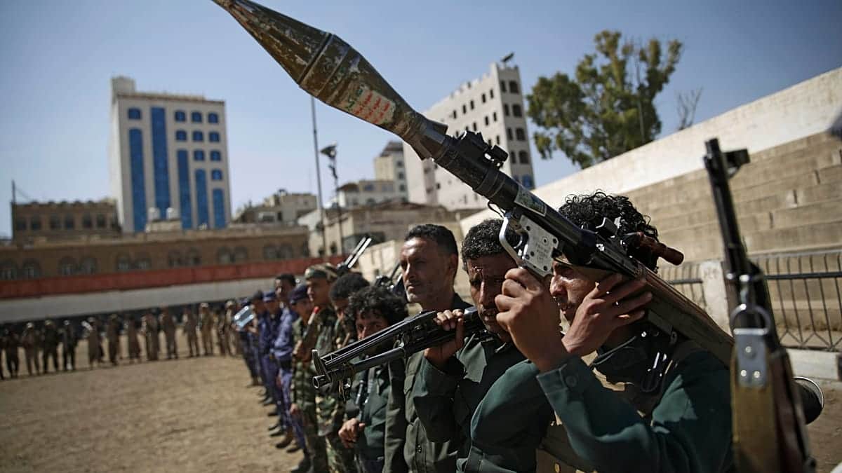 Los hutíes de Yemen aseguran haber derribado un caza saudí, niegan atacar La Meca