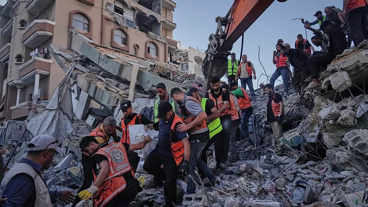 Al menos 12 muertos y decenas de desaparecidos tras el derrumbe de un edificio en Gaza