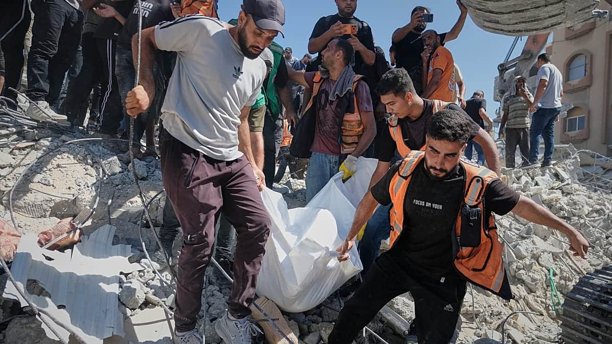 El derrumbe de un edificio en Gaza deja 21 muertos, entre ellos 11 niños