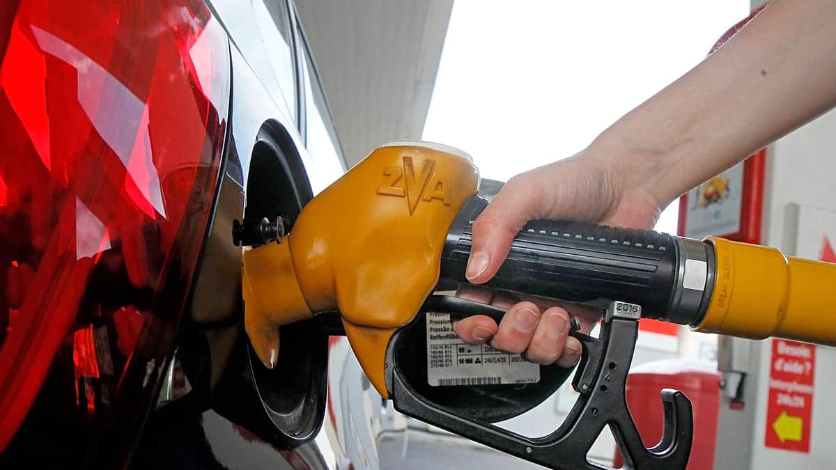Francia, el combustible rebajado de TotalEnergies dispara la polémica entre rivales