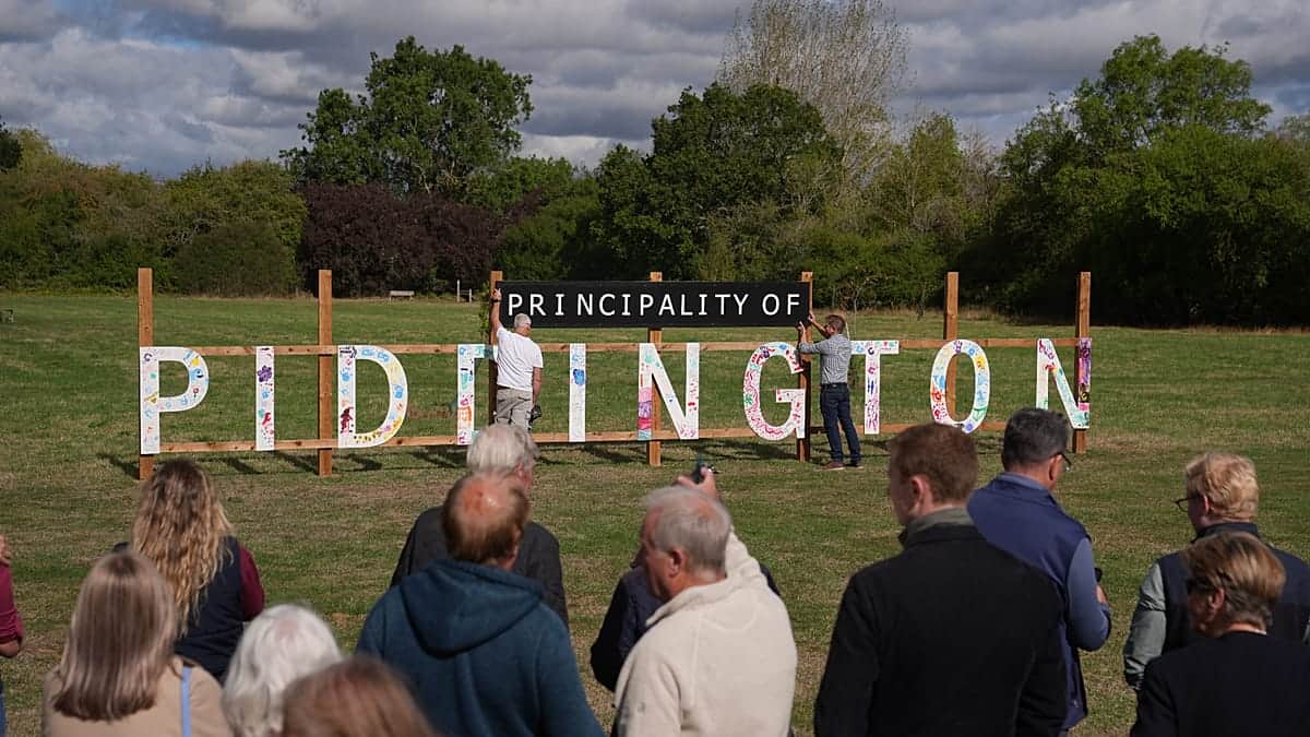 Un pueblo de Piddington vota "separarse" del Reino Unido tras la decisión de alojar un centro de asilo