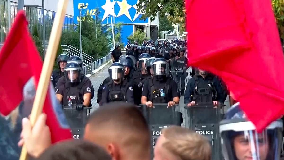 La sentencia por crímenes de guerra a Thaçi desata protestas ante la misión de la UE en Kosovo