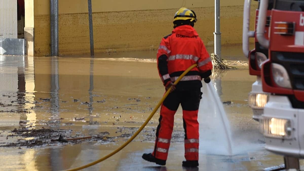 Las lluvias torrenciales inundan Valencia y Cataluña, muere un conductor