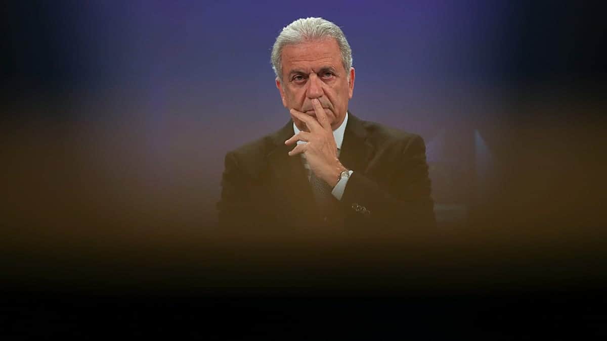 Caso Qatargate: El parlamento griego retira la inmunidad del excomisario europeo Avramopoulos