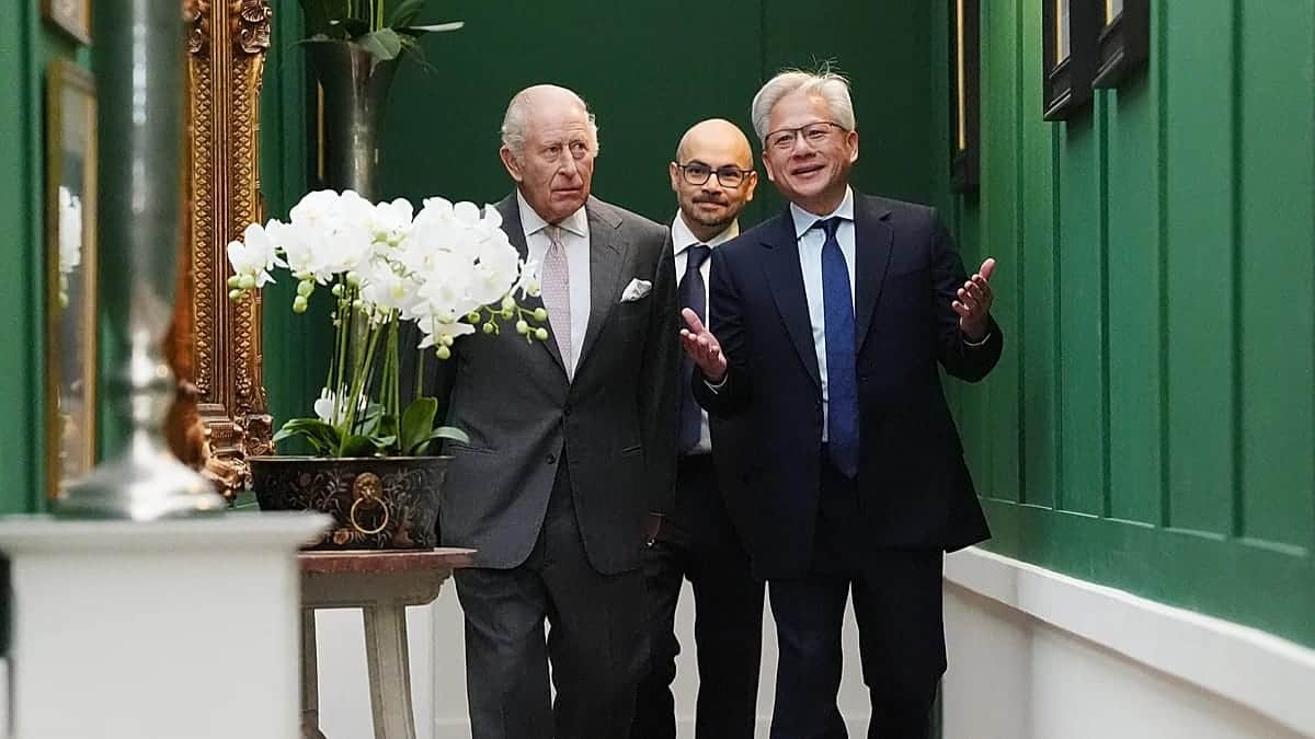 Carlos III insta a los líderes tecnológicos a mantener la IA bajo control humano