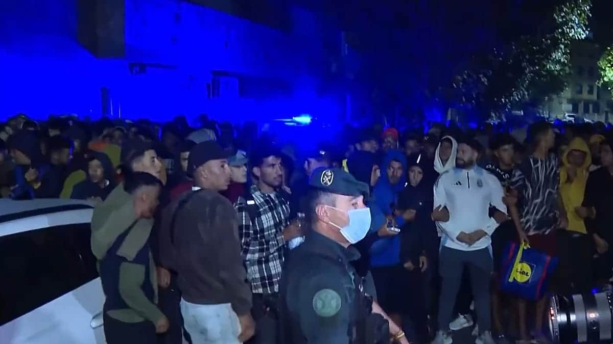 Tensión y disparos al aire en el traslado de miles de migrantes de las playas de Ceuta al puerto