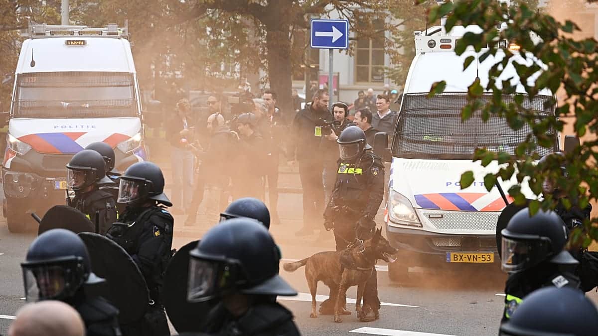 La Policía se enfrenta a manifestantes ultras en marcha antiinmigración en La Haya