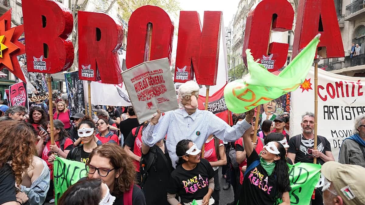 Miles de personas marchan en Buenos Aires contra el ajuste económico de Milei